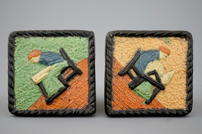Een lot Vlaams aardewerk: 2 pijpenrekken, 2 tegels en een vaasje, begin 20e eeuw