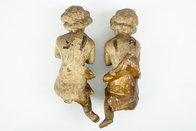 Een paar beschilderde houten engeltjes, 17/18e eeuw