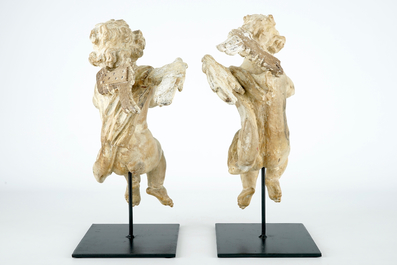 Deux amours en bois sculpt&eacute; sur socles, baroque, 17&egrave;me