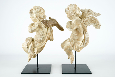 A pair of baroque carved wood putti on stand, 17th C.
