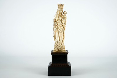 Une Vierge &agrave; l'Enfant en ivoire sculpt&eacute; sur socle, prob. Dieppe, milieu du 19&egrave;me