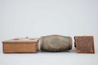 Un lot vari&eacute; d'objets en bois: un lion de Bruges, une moule &agrave; beurre, une planche &agrave; speculoos, un cartable et un tonneau &agrave; vin, 18/20&egrave;me