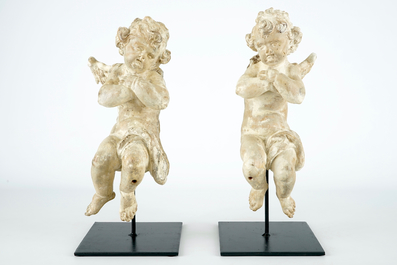 Deux amours en bois sculpt&eacute; sur socles, baroque, 17&egrave;me