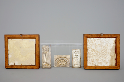 Un lot d'objets religieux: 3 ex-voto, 3 Vi&egrave;rges &agrave; l'Enfant, 2 crucifixes et 2 carreaux de Delft
