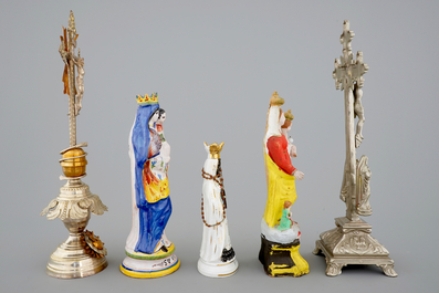 Un lot d'objets religieux: 3 ex-voto, 3 Vi&egrave;rges &agrave; l'Enfant, 2 crucifixes et 2 carreaux de Delft