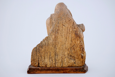 Un fragment de retable en bois sculpt&eacute; d'une Pi&eacute;ta, prob. Flandres, 16&egrave;me