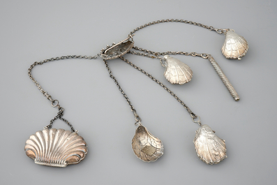 Een zilveren chatelaine met schelpvormige ornamenten, 18/19e eeuw