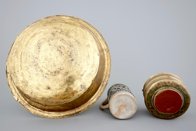 Een koperen Mechelse doopschotel, een doopbassin uit Neurenberg, een Italiaanse bronzen wijwateremmer en een Westerwald bierkan, 16/18e eeuw
