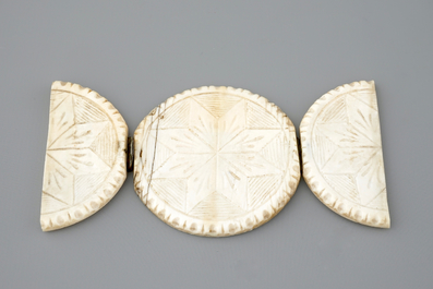 A round ivory triptych, prob. Dieppe, 19th C.