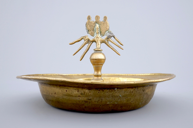 Un bol d'offrande en cuivre mont&eacute; en bronze, Nuremberg, 16/17&egrave;me