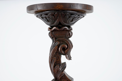 Een houten theekastje en een gesculpteerde sokkel, 19/20e eeuw