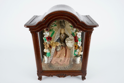 Een Madonna in was in glazen kastje en twee bronzen kandelaars, 19/20e eeuw