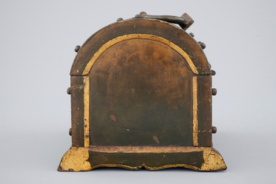 Een deels verguld smeedijzeren kistje, 16/17e eeuw