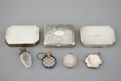 Un lot de trois bo&icirc;tes en argent, deux reliquaires et deux flacons &agrave; parfum, 19/20&egrave;me