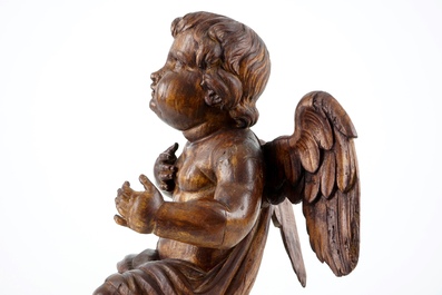 Een fraaie houten engel op sokkel, 17/18e eeuw