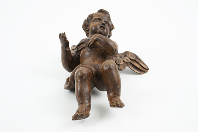 A patinated carved wood angel, 18/19th C.