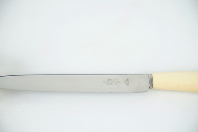 12 couteaux, une fourche et un couteau &agrave; viande, les manches en ivoire de Congo vers 1930