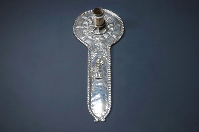 Een Spaanse zilveren kandelaar en een deels vergulde glazen coupe, 18/19e eeuw
