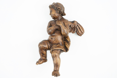 Een gepatineerd houten engeltje, 18/19e eeuw