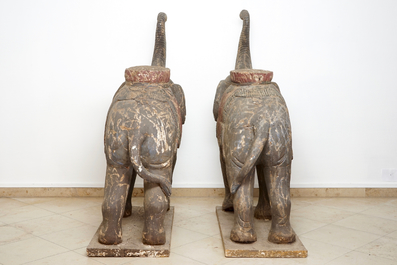 Een paar grote houten gesculpteerde olifanten, Zuid-Oost Azi&euml;, 20e eeuw