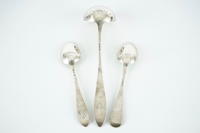 Een lot van twee zilveren ragoutlepels en een zilveren pollepel, 19e eeuw