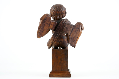 Un ange en bois sculpt&eacute; sur socle, 17/18&egrave;me