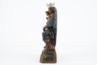 Une Vierge &agrave; l'Enfant en bois sculpt&eacute; polychrome sur socle, Flandres, 18&egrave;me