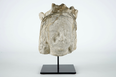 Een stenen hoofd van een vrouwelijke heilige, 14/15e eeuw