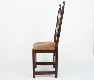 Een 17e-eeuwse Italiaanse houten stoel en twee latere fauteuils