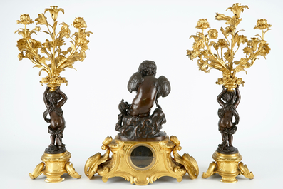 Een grote driedelige bronzen en vergulde schouwgarnituur, sign. Bardon &agrave; Montpellier, 19e eeuw