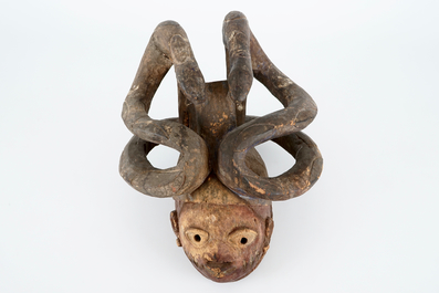 Un masque africain en bois sculpt&eacute; de type &quot;Gelede&quot;, Yoruba, Nigeria, 20&egrave;me