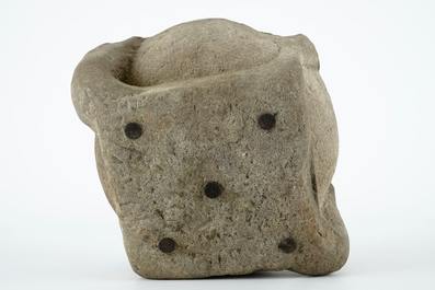 Een grote stenen vijzel, 13/14e eeuw