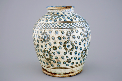 Un vase en c&eacute;ramique islamique au d&eacute;cor floral, Syrie ou Iran, 18/19&egrave;me