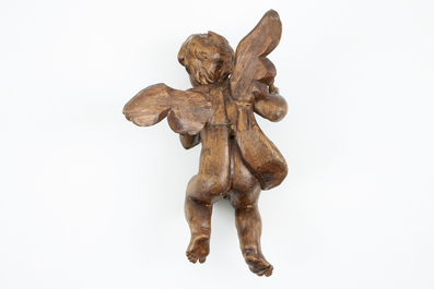 Un ange en bois sculpt&eacute; et patin&eacute;, 18/19&egrave;me