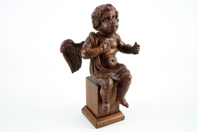 Un ange en bois sculpt&eacute; sur socle, 17/18&egrave;me