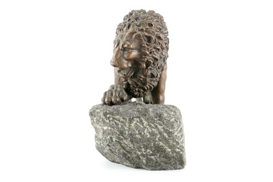 Un lion en fonte sur socle en pierre, 18&egrave;me