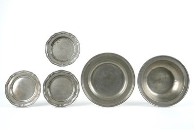 Une collection de pi&egrave;ces en &eacute;tain de 18 pichets, plats, bols etc... 18/19&egrave;me