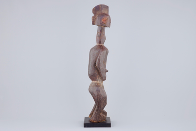 Une figure africaine en bois sculpt&eacute;, 3&egrave;me quart du 20&egrave;me