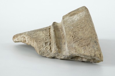 Een groot ongeglazuurd aardewerken fragment met kalligrafie, Centraal-Perzi&euml;, 6e/10e eeuw