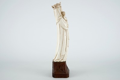 Een neogotieke ivoren Madonna op houten sokkel, wellicht Dieppe, 19e eeuw