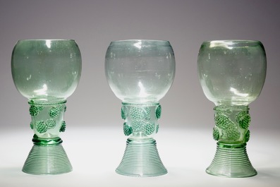 Een set van drie groen-glazen roemers, wellicht Duits, 17e eeuw