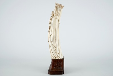 Een neogotieke ivoren Madonna op houten sokkel, wellicht Dieppe, 19e eeuw