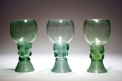 Een set van drie groen-glazen roemers, wellicht Duits, 17e eeuw