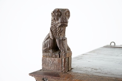 Un fragment d'un meuble gothique en ch&egrave;ne sculpt&eacute;, Flandres, 16&egrave;me