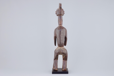 Une figure africaine en bois sculpt&eacute;, 3&egrave;me quart du 20&egrave;me