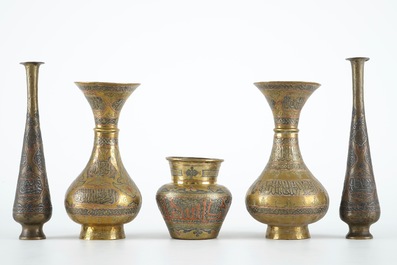 Twee paar koperen vazen en een kleiner exemplaar, Egypte, 19e eeuw