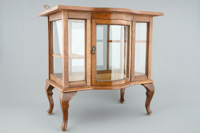 A wooden tea cabinet and a carved wood vase stand, 19/20th C.