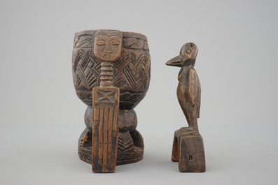 Een houten Kuba beker en een zo&ouml;morf ornament, Congo, 20e eeuw