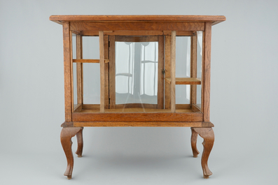 A wooden tea cabinet and a carved wood vase stand, 19/20th C.