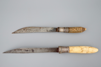 Deux couteaux Dha en ivoire et argent, Birmanie, 19/20&egrave;me